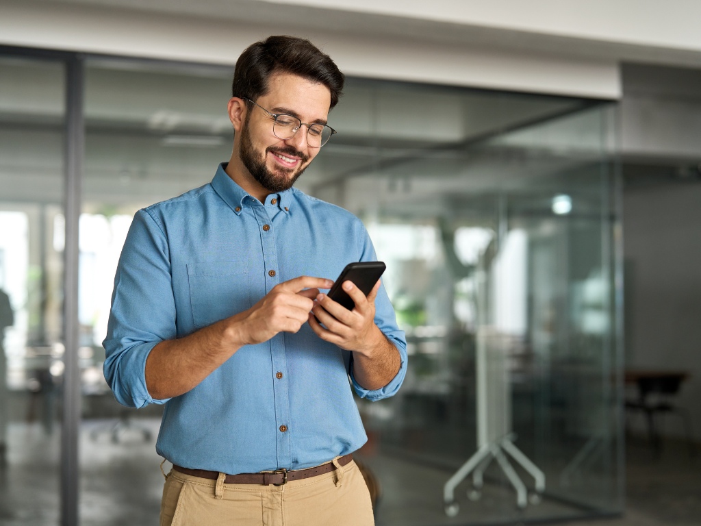 Hombre empresario buscando en su celular qué es un certificado digital y para qué sirve.