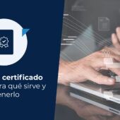 Persona utilizando su computadora para revisar qué es un certificado digital.