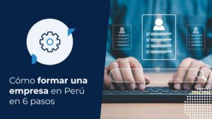 Persona utilizando su computador para buscar cómo formar una empresa en perú.