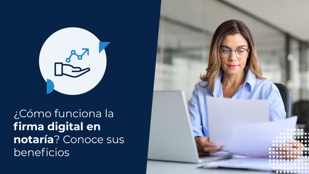 Notaria utilizando su firma digital para la gestión de trámites.