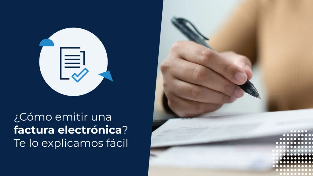 Una persona sostiene un lápiz sobre una hoja de papel, mientras anota cómo emitir una factura electrónica.