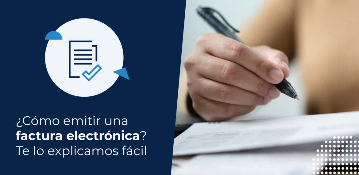 Una persona sostiene un lápiz sobre una hoja de papel, mientras anota cómo emitir una factura electrónica.