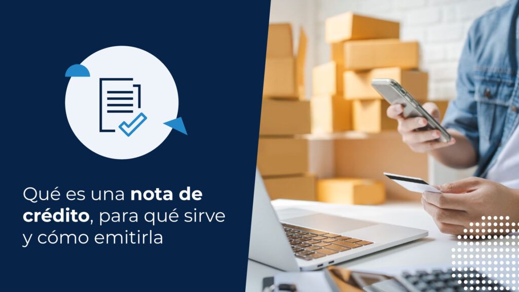 Persona de negocios usando una computadora para emitir una nota de crédito.