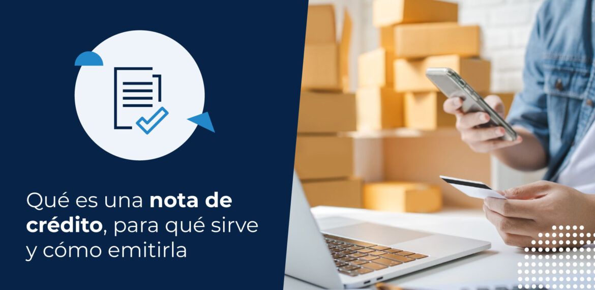 Persona de negocios usando una computadora para emitir una nota de crédito.