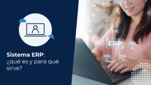 Mujer de negocios buscando en su computadora sobre el ERP, qué es y para qué sirve.