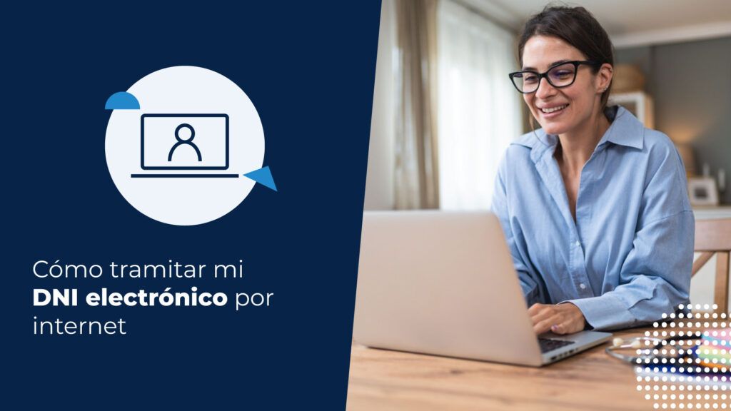 Mujer sentada en su escritorio, buscando en Google “cómo tramitar mi DNI electrónico por internet”.