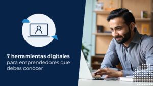 Persona viendo las herramientas digitales para emprendedores en su computador notebook