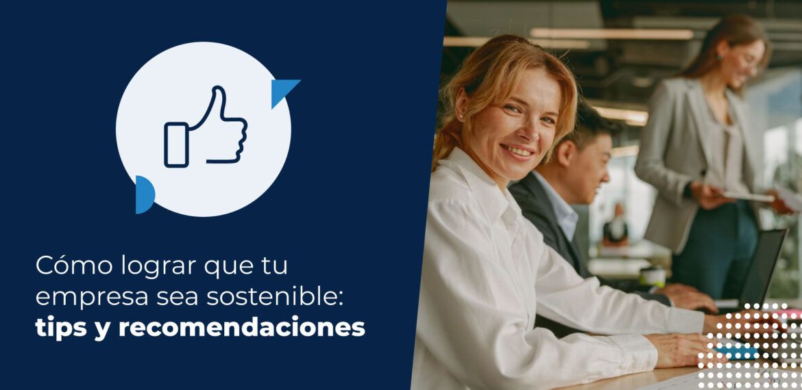 Colaboradora de una empresa sostenible, trabajando en su computador.