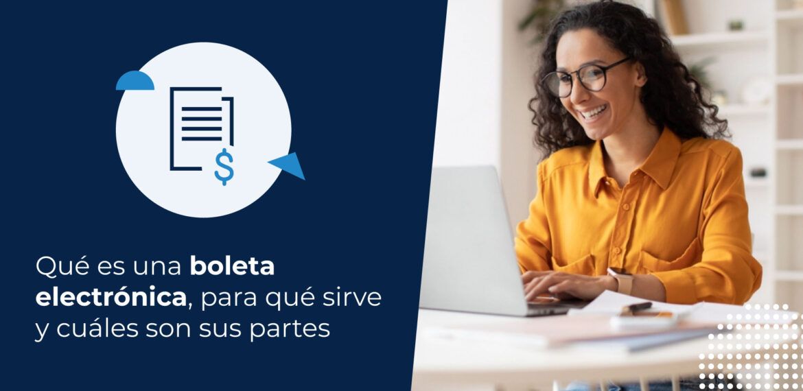 Mujer empresaria, sentada en su escritorio y buscando en su computador qué es una boleta electrónica.