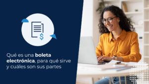 Mujer empresaria, sentada en su escritorio y buscando en su computador qué es una boleta electrónica.