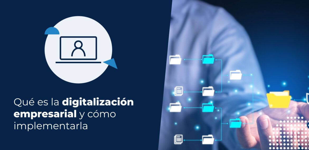Hombre joven sonriente trabajando en una computadora en una oficina moderna. Busca cómo renovar un certificado digital.