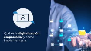 Hombre joven sonriente trabajando en una computadora en una oficina moderna. Busca cómo renovar un certificado digital.