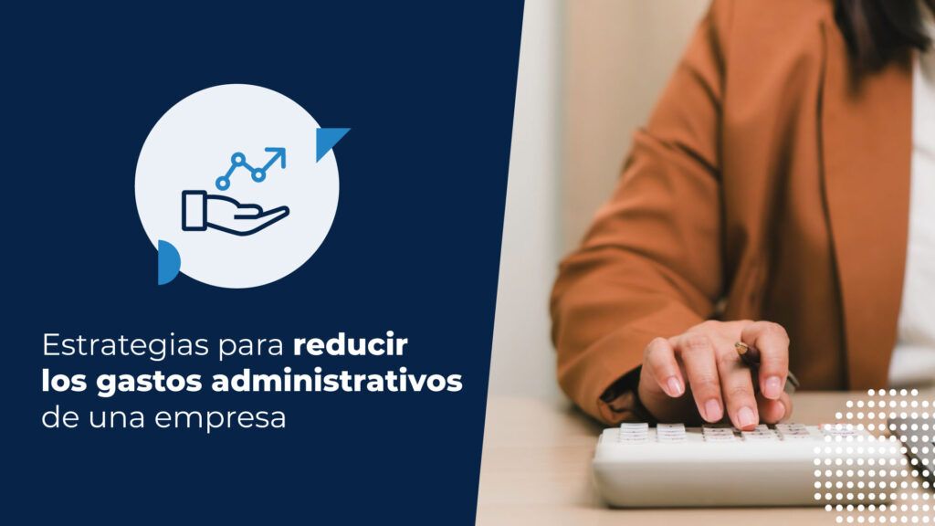 Gerente de marketing buscando en su computador cómo reducir los gastos administrativos de la empresa.