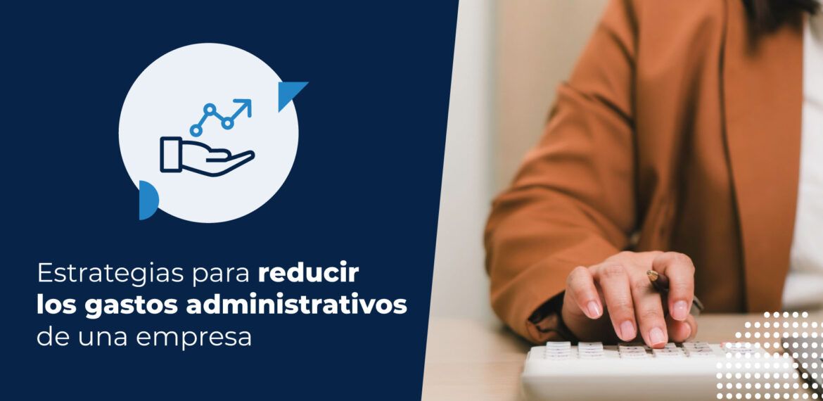 Gerente de marketing buscando en su computador cómo reducir los gastos administrativos de la empresa.