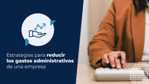 Gerente de marketing buscando en su computador cómo reducir los gastos administrativos de la empresa.