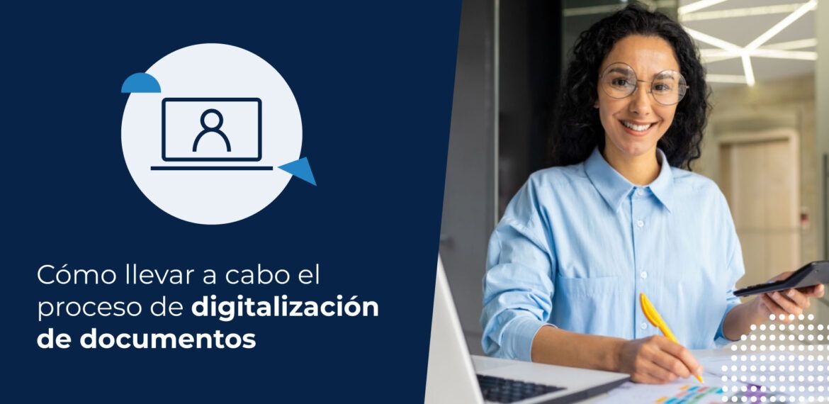 Mujer gestionando la digitalización de documentos en su empresa.