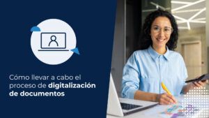 Mujer gestionando la digitalización de documentos en su empresa.