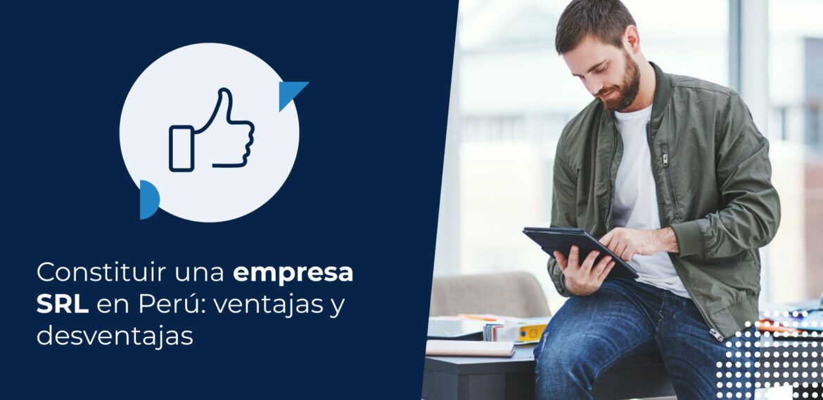 Hombre listo para emprender su negocio. Se encuentra buscando en su tablet qué una SRL y cuáles son sus ventajas y desventajas en Perú.