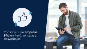 Hombre listo para emprender su negocio. Se encuentra buscando en su tablet qué una SRL y cuáles son sus ventajas y desventajas en Perú.