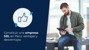 Hombre listo para emprender su negocio. Se encuentra buscando en su tablet qué una SRL y cuáles son sus ventajas y desventajas en Perú.
