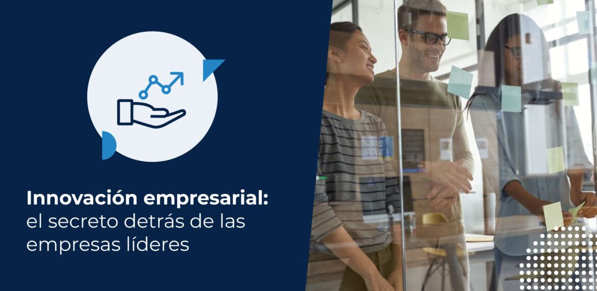 Equipo colaborando en sesión de innovación empresarial con notas adhesivas en oficina