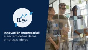 Equipo colaborando en sesión de innovación empresarial con notas adhesivas en oficina