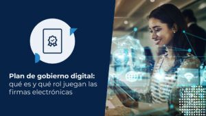 Una mujer sonriente utiliza una tablet con una superposición de realidad aumentada que muestra iconos de tecnología, redes y datos interconectados. Imagen se enmarca en el contexto de un plan de gobierno digital.