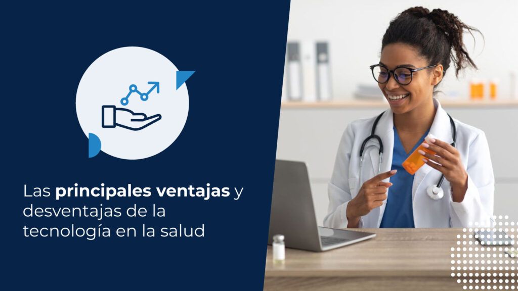Médico sonriente frente a su computadora en consulta virtual.