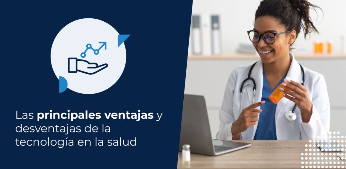 Médico sonriente frente a su computadora en consulta virtual.