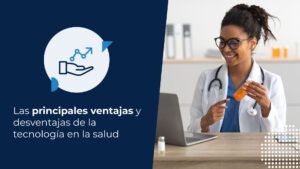 Médico sonriente frente a su computadora en consulta virtual.