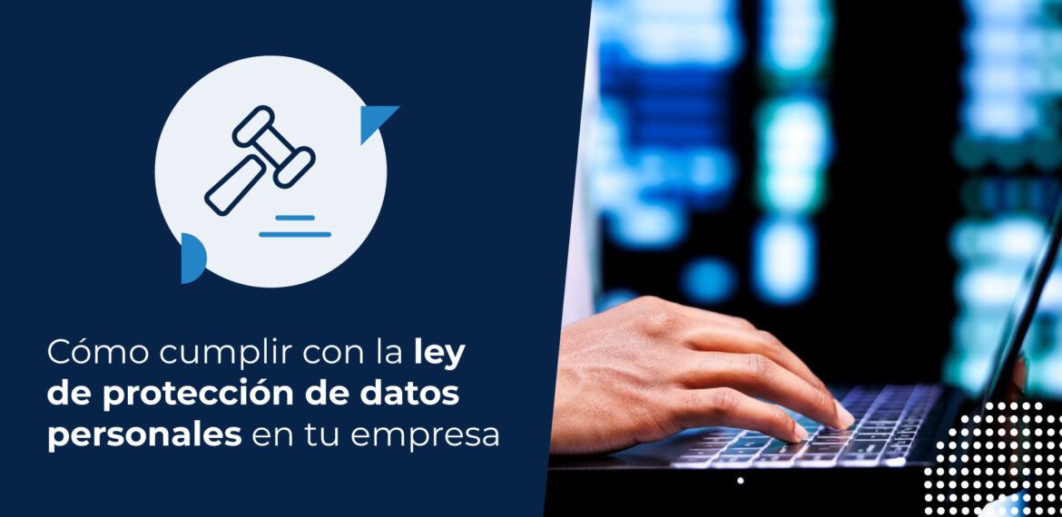 Ejecutivo de una empresa buscando información sobre la ley de protección de datos personales