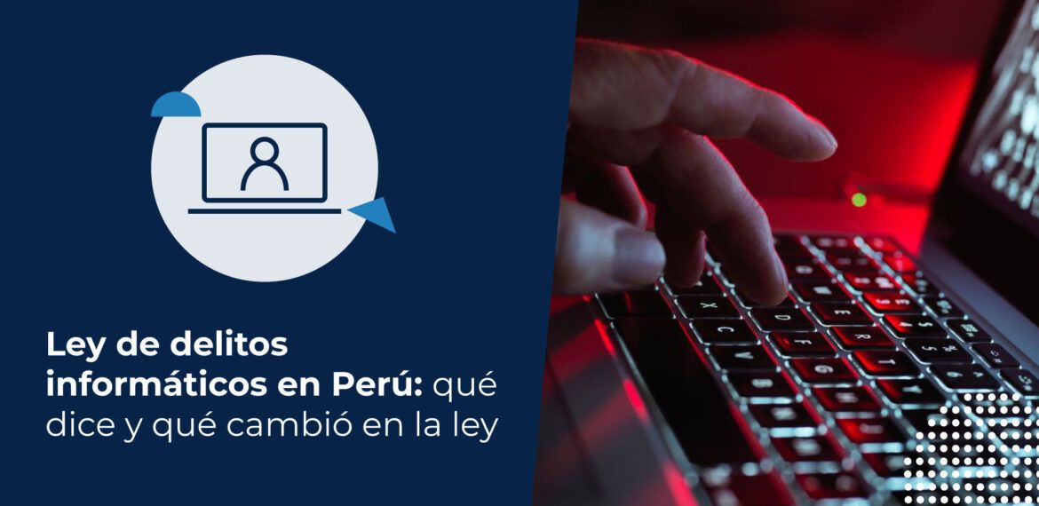 Primer plano de una mano tecleando en un teclado de portátil bajo intensa luz roja, con la pantalla mostrando líneas de código binario.