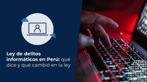 Primer plano de una mano tecleando en un teclado de portátil bajo intensa luz roja, con la pantalla mostrando líneas de código binario.