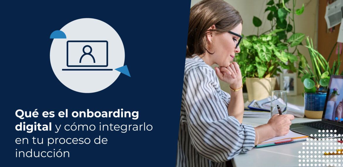 Mujer ejecutiva o profesional con lentes tomando notas en un cuaderno durante una videollamada de onboarding digital.