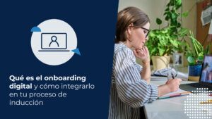 Mujer ejecutiva o profesional con lentes tomando notas en un cuaderno durante una videollamada de onboarding digital.