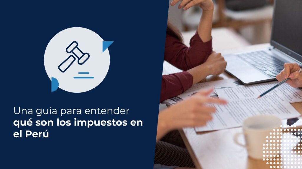 Dos personas conversando sobre qué son los impuestos en el Perú, mientras trabajan en los cálculos de sus estados financieros.
