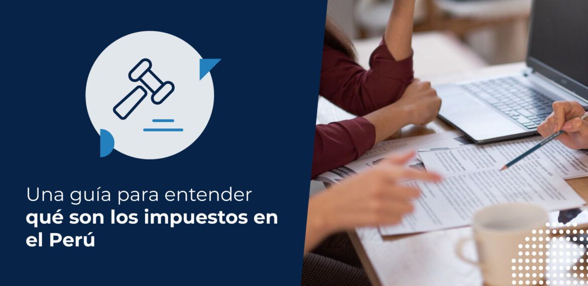 Dos personas conversando sobre qué son los impuestos en el Perú, mientras trabajan en los cálculos de sus estados financieros.