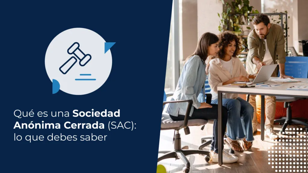 Equipo de profesionales en una oficina, analizando documentos y coordinando la gestión y organización de una empresa.