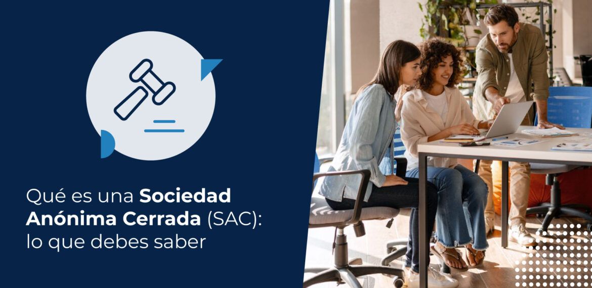 Equipo de profesionales en una oficina, analizando documentos y coordinando la gestión y organización de una empresa.