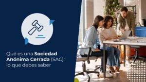 Equipo de profesionales en una oficina, analizando documentos y coordinando la gestión y organización de una empresa.