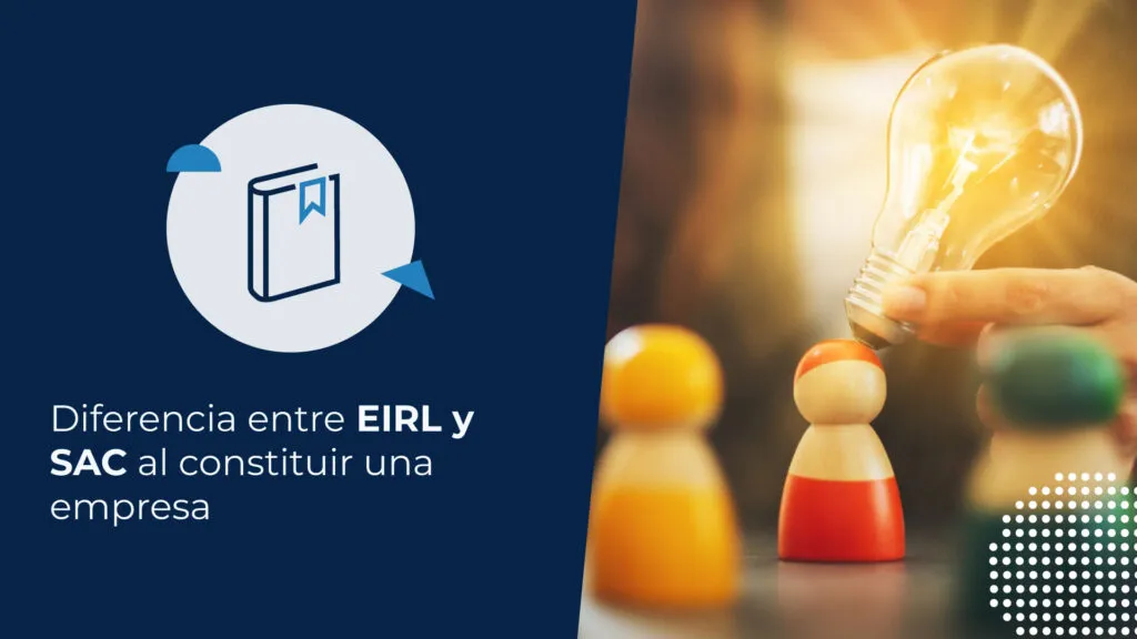 Persona sosteniendo una ampolleta sobre otra como símbolo de decisión estratégica entre EIRL y SAC para formalizar un negocio.