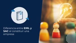 Persona sosteniendo una ampolleta sobre otra como símbolo de decisión estratégica entre EIRL y SAC para formalizar un negocio.