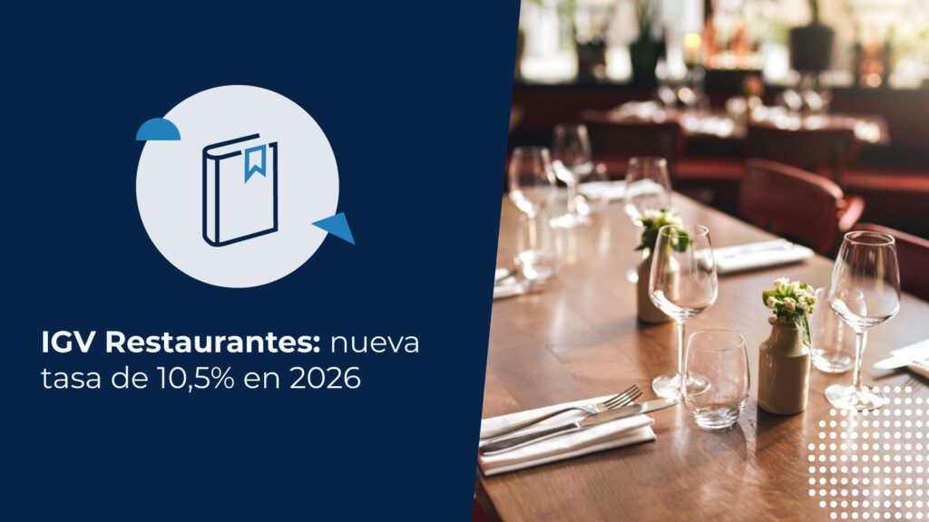 Mesa de madera elegante en un restaurante con copas de vino, cubiertos sobre servilletas blancas y pequeños arreglos florales. Representa el tema del artículo sobre el IGV en restaurantes.