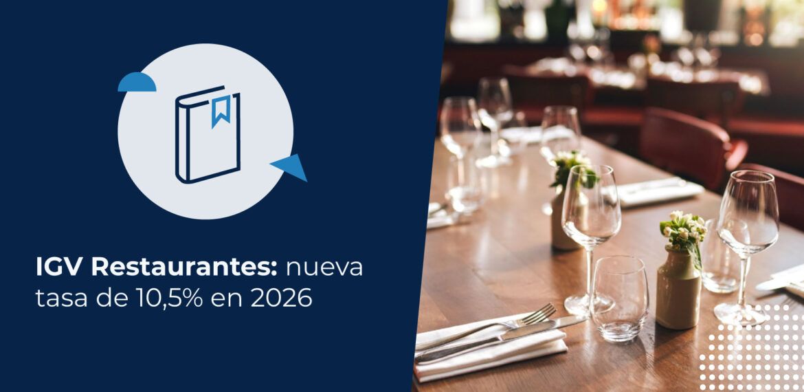Mesa de madera elegante en un restaurante con copas de vino, cubiertos sobre servilletas blancas y pequeños arreglos florales. Representa el tema del artículo sobre el IGV en restaurantes.