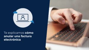 Primer plano de una persona usando un computador. Está aprendiendo cómo anular una factura electrónica.