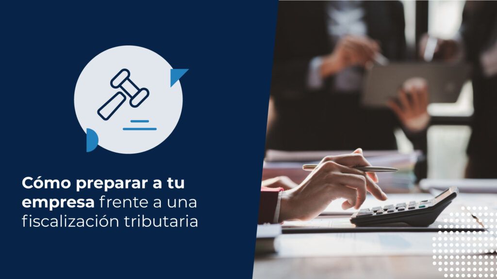 Profesional de contabilidad realizando una fiscalización tributaria mediante el uso de calculadora y revisión de informes financieros en una oficina.