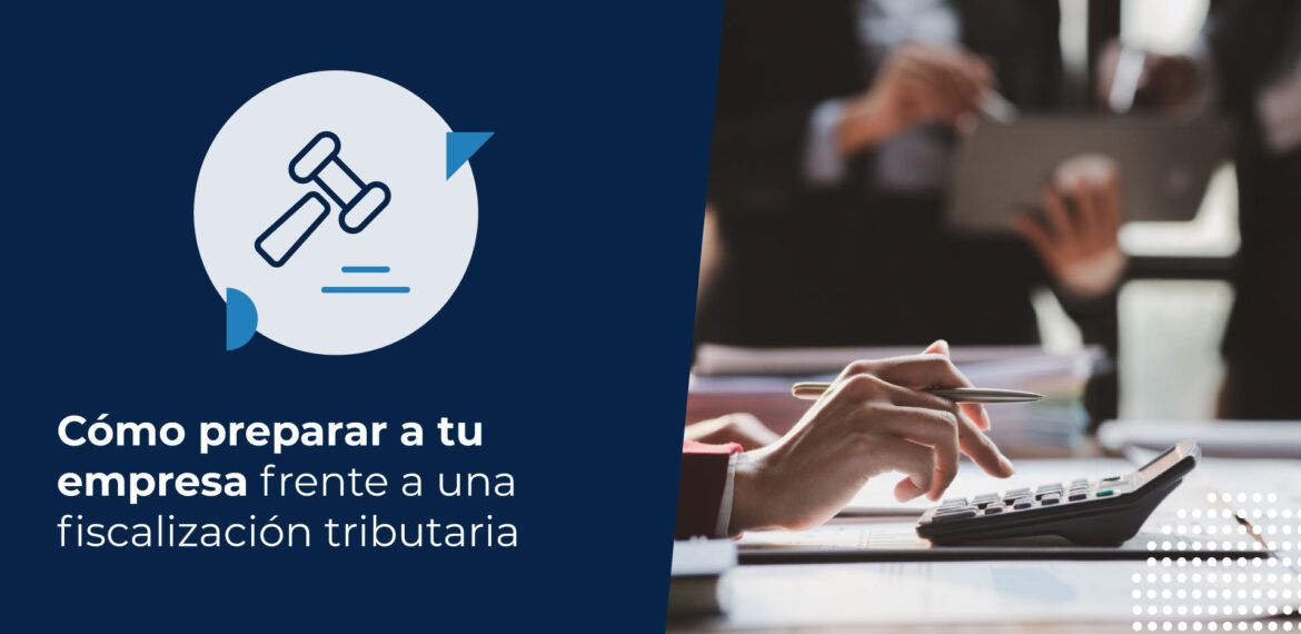 Profesional de contabilidad realizando una fiscalización tributaria mediante el uso de calculadora y revisión de informes financieros en una oficina.