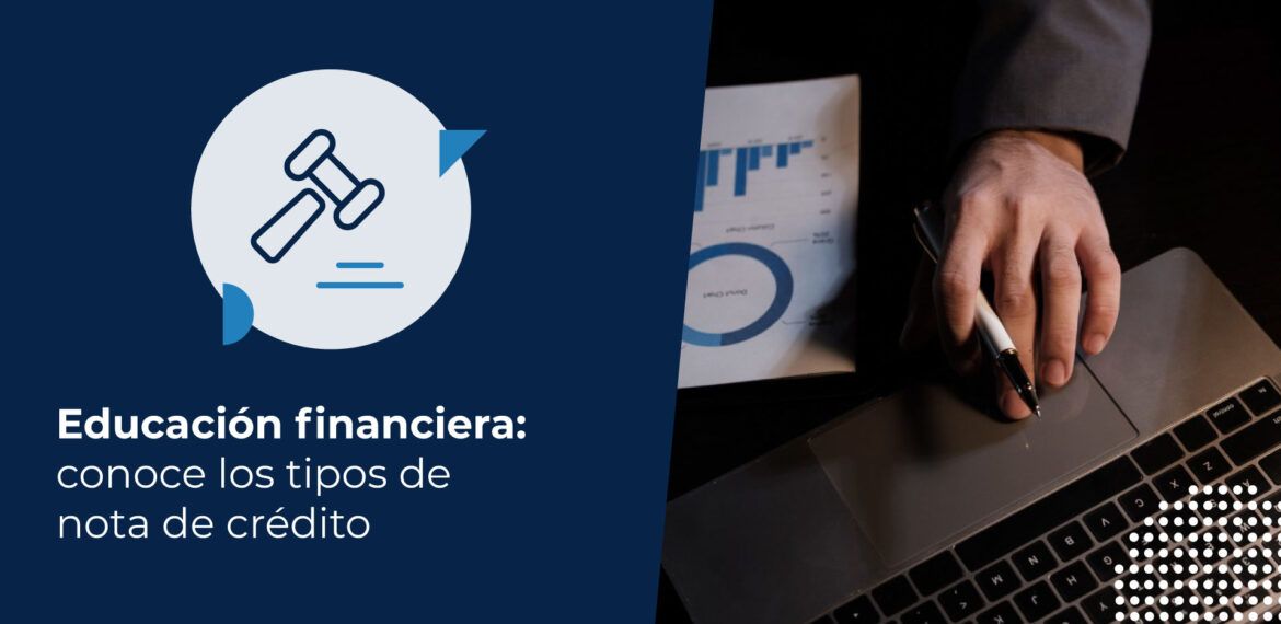 Persona analizando documentos de facturación y notas de crédito en computadora.