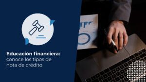 Persona analizando documentos de facturación y notas de crédito en computadora.