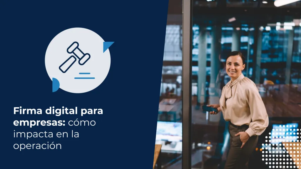 Una mujer profesional sonriendo en una oficina moderna frente a un ventanal, representando el éxito de implementar una firma digital para empresas.